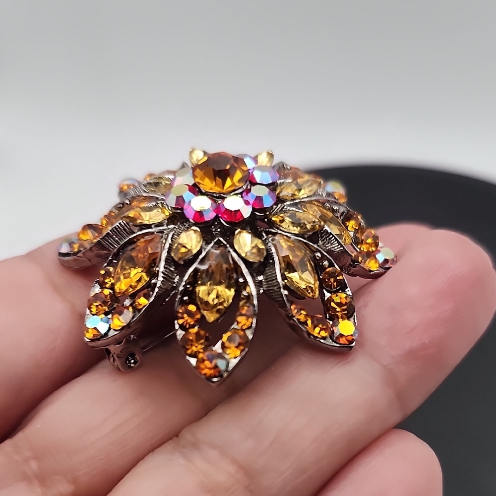 Sparkling Floral Brooch with Brown and Gold Hues - Picture 10 of 13